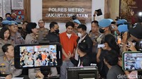 Foto: Rizky Billar ditahan usai ditetapkan sebagai tersangka kasus KDRT terhadap istrinya, Lesti Kejora. Polisi menampilkan Rizky Billar ke publik. (Wildan Noviansah/detikcom)