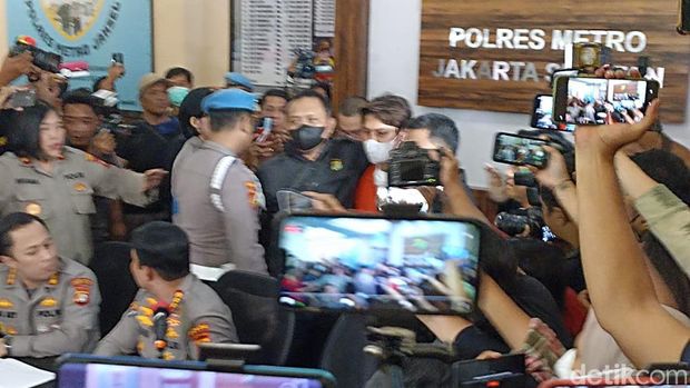 Rizky Billar ditampilkan ke publik setelah ditetapkan sebagai tersangka kasus KDRT terhadap Lesti Kejora. Terdapat momen polisi menarik masker Rizky Billar. (Wildan N/detikcom)