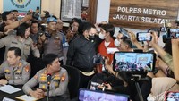 Foto: Rizky Billar ditampilkan ke publik setelah ditetapkan sebagai tersangka kasus KDRT terhadap Lesti Kejora. Terdapat momen polisi menarik masker Rizky Billar. (Wildan N/detikcom)