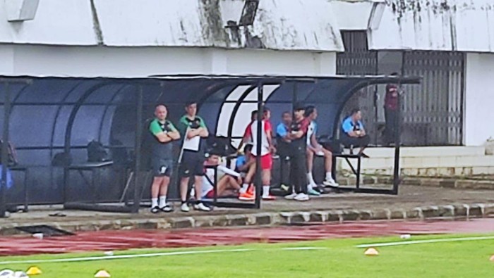Ronald Fagundes mendampingi pelatih Bernardo Tavares mengamati latihan PSM Makassar di Stadion Kalegowa