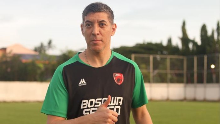Ronald Fagundez asisten pelatih baru PSM Makassar diperkenalkan di Stadion Kalegowa