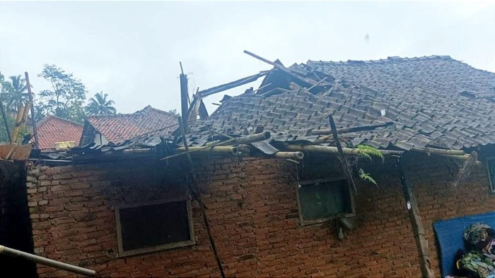 Rumah ambruk di Ciamis
