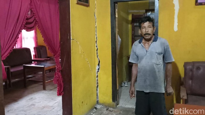 Rumah rusak akibat tanah retak di Tulungagung