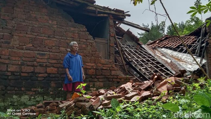 Rumah rusak di Kecamatan Bantarkawung, Brebes akibat bencana tanah bergerak, Kamis (13/10/2022).