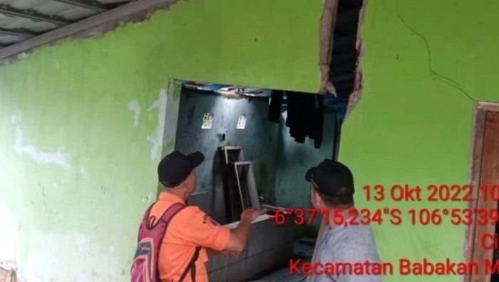Rumah rusak imbas bencana alam di Desa Bojong Koneng Bogor
