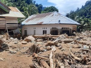6 Dusun di Mamuju Longsor-Terisolir, Warga Jalan Kaki 10 Km Jemput Logistik