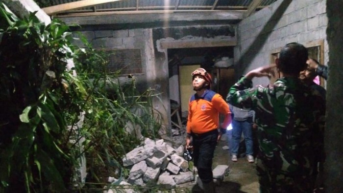 Rumah warga Blitar kena longsor