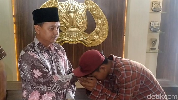 SA saat meminta maaf kepada Wakil Ketua DPRD Pekalongan Sumar Rosul, Kamis (13/10/2022).