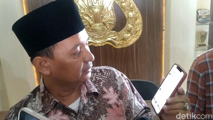 SA saat meminta maaf kepada Wakil Ketua DPRD Pekalongan Sumar Rosul, Kamis (13/10/2022).