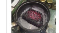 Masak mie biasanya harus ditunggu karena hanya memakan waktu sebentar saja. Namun, teman dari netizen ini tampaknya lupa sedang memasak mie sampai gosong. Bahkan, mie yang berubah warna kehitaman itu jadi terlihat seperti arang. Foto: Twitter