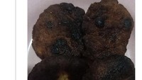 Momen lupa saat memasak juga dialami oleh netizen Twitter bernama Briee. Saat itu, ia sedang memasak pempek, namun ditinggal sebentar hingga tampilannya gosong. Tampaknya pempek yang ia goreng itu jenis kulit. Foto: Twitter