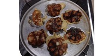 Momen mencoba masak sendiri jajanan kaki lima juga dibagikan oleh netizen bernama Yaya. Ia membuat kue cubit, namun berujung gagal. Bagian bawahnya sudah gosong, namun atasnya masih mentah. Foto: Twitter