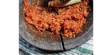 Cobek digunakan untuk membuat sambal atau bumbu. Netizen Twitter bernama Kiki membagikan momennya membuat bumbu masakan, namun berujung menyedihkan. Saat mememarkan serai, cobek itu terbelah menjadi dua bagian. Foto: Twitter