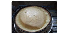Martabak yang enak memiliki tekstur lembut, namun garing di luar. Netizen satu ini gagal membuat martabak, bentuknya malah seperti topi. Tampaknya, netizen ini terlalu banyak menggunakan bahan pengembang sehingga adonan naik ke atas. Foto: Twitter