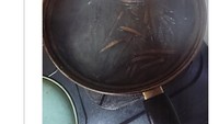 Momen masak gosong juga dibagikan netizen saat menggoreng kentang. Karena ditinggal dan menggunakan api yang besar, kentang itu hangus hingga menghitamkan seluruh permukaannya. Foto: Twitter