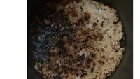 Hal yang sama terjadi dengan netizen bernama Atiffah. Netizen itu memasak nasi di rice cooker, namun berujung gosong sampai panci sulit dilepaskan. Tampaknya, Atiffah hanya menggunakan sedikit air ketika memasak. Foto: Twitter