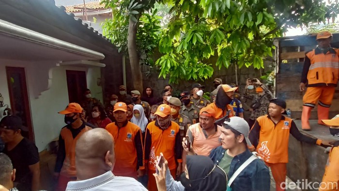 Satpol PP dan Pasukan Oranye Kosongkan Barang di Rumah Wanda Hamidah.