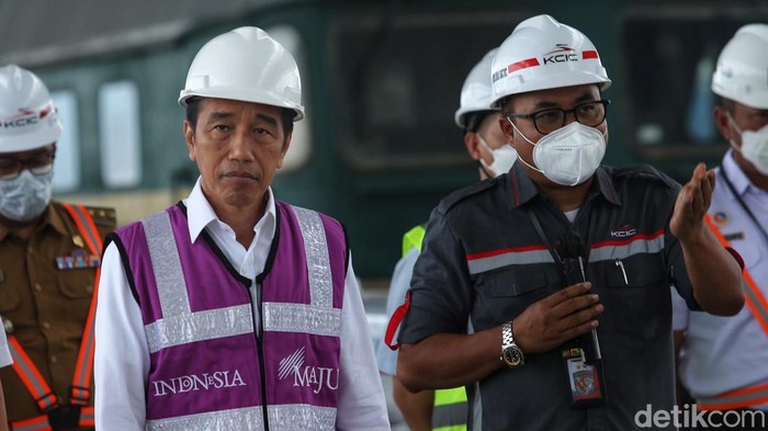 Presiden Jokowi meninjau progres pembangunan proyek Kereta Cepat Jakarta-Bandung (KCJB) dalam kunjungan kerjanya ke Provinsi Jawa Barat.