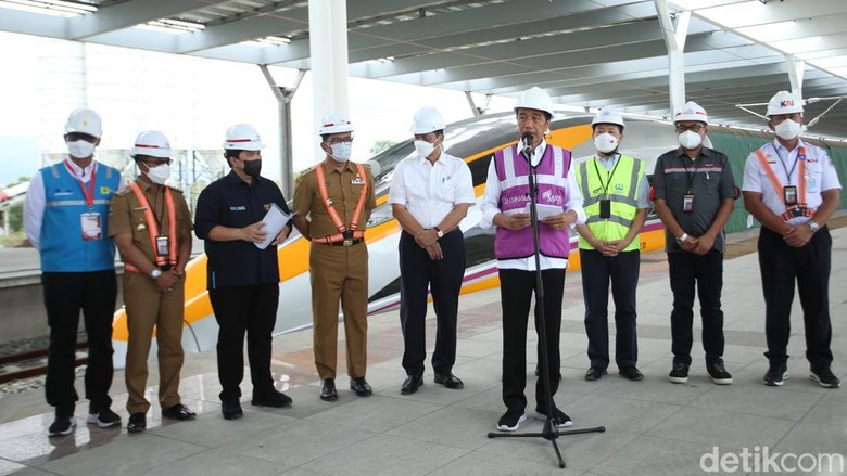 Presiden Jokowi meninjau progres pembangunan proyek Kereta Cepat Jakarta-Bandung (KCJB) dalam kunjungan kerjanya ke Provinsi Jawa Barat.