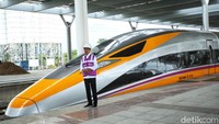 Sebelumnya, Presiden Jokowi juga sempat berfoto di samping kereta cepat.