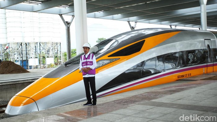 Sebelum Dijajal Xi Jinping, Jokowi Pantau Progres Proyek Kereta Cepat Presiden Jokowi meninjau progres pembangunan proyek Kereta Cepat Jakarta-Bandung (KCJB) dalam kunjungan kerjanya ke Provinsi Jawa Barat.