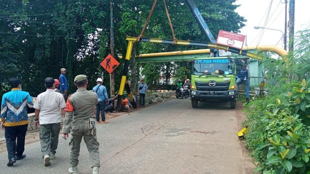 Sebuah truk crane tersangkut di pembatas (portal) pengaman pipa gas kawasan Jalan Raya Krukut, Kelurahan Limo, Kecamatan Limo, Depok, Jawa Barat (Jabar). (dok Istimewa)