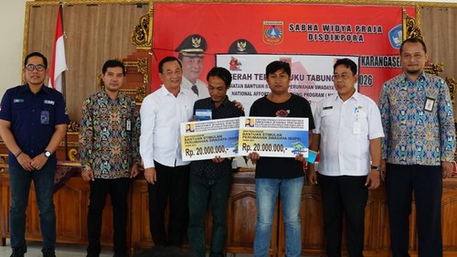 Serah terima buku tabungan Bantuan Stimulan Perumahan Swadaya di Aula Kantor Disdikpora Karangaem, Rabu (12/10/2022).