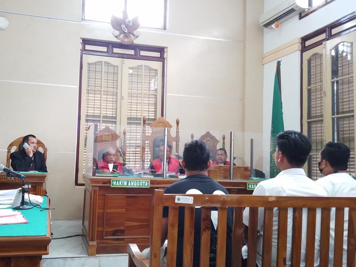 Tiga sekawan diadili di PN Medan dengan perkara mengantar sabu seberat 14 Kg dan pil ekstasi sebanyak 1896 butir ke seluruh daerah di Sumatera. Farid Achyadi Siregar
