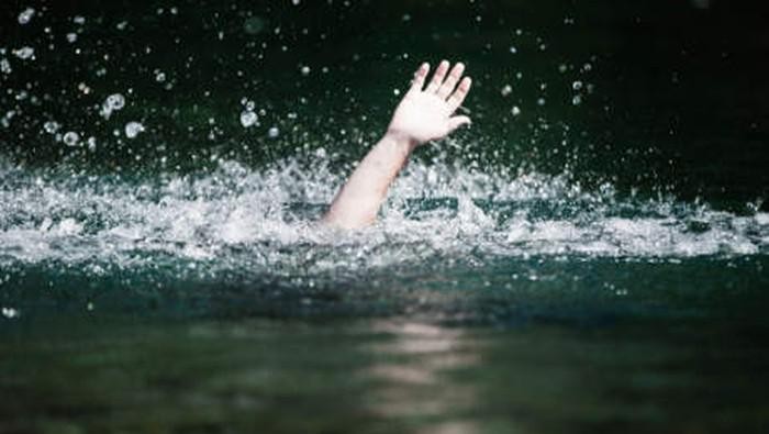 Empat siswa SMP Depok hanyut di Curug Kembar, Kabupaten Bogor. Keempat siswa tersebut diketahui sedang mengikuti latihan dasar kepemimpinan siswa (LDKS).