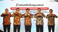 Menteri Agraria dan Tata Ruang/Badan Pertanahan Nasional (ATR/BPN) Hadi Tjahjanto (tengah) didampingi Direktur Jenderal Penetapan Hak dan Pendaftaran Tanah (PHPT), Suyus Windayana (kiri) , Sekretaris Jenderal Kementerian ATR/BPN, Himawan Arief Sugoto (kedua dari kiri) bersama Direktur Utama Bank BTN Haru Koesmahargyo (kedua dari kanan) dan Wakil Direktur Utama Bank BTN Nixon LP Napitupulu (kanan) berfoto bersama usai penandatanganan Nota Kesepahaman tentang Sinergi Tugas dan Fungsi Bidang Agraria/Pertanahan dan Tata Ruang serta Jasa dan Layanan Perbankan di Jakarta, Kamis (13/10).