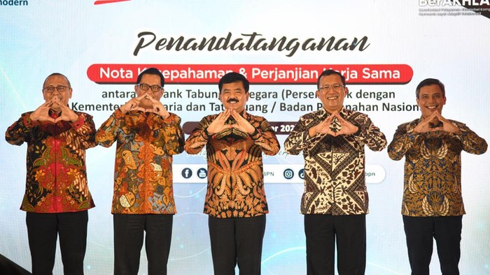 Menteri Agraria dan Tata Ruang/Badan Pertanahan Nasional (ATR/BPN)  Hadi Tjahjanto (tengah) didampingi  Direktur Jenderal Penetapan Hak dan Pendaftaran Tanah (PHPT), Suyus Windayana (kiri) , Sekretaris Jenderal Kementerian ATR/BPN, Himawan Arief Sugoto (kedua dari kiri)  bersama Direktur Utama Bank BTN Haru Koesmahargyo (kedua dari kanan) dan Wakil Direktur Utama Bank BTN Nixon LP Napitupulu (kanan) berfoto bersama usai penandatanganan Nota Kesepahaman tentang Sinergi Tugas dan Fungsi Bidang Agraria/Pertanahan dan Tata Ruang serta Jasa dan Layanan Perbankan di Jakarta, Kamis (13/10).