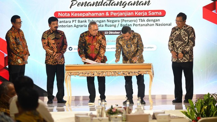 Menteri Agraria dan Tata Ruang/Badan Pertanahan Nasional (ATR/BPN)  Hadi Tjahjanto (tengah) didampingi  Direktur Jenderal Penetapan Hak dan Pendaftaran Tanah (PHPT), Suyus Windayana (kiri) , Sekretaris Jenderal Kementerian ATR/BPN, Himawan Arief Sugoto (kedua dari kiri)  bersama Direktur Utama Bank BTN Haru Koesmahargyo (kedua dari kanan) dan Wakil Direktur Utama Bank BTN Nixon LP Napitupulu (kanan) berfoto bersama usai penandatanganan Nota Kesepahaman tentang Sinergi Tugas dan Fungsi Bidang Agraria/Pertanahan dan Tata Ruang serta Jasa dan Layanan Perbankan di Jakarta, Kamis (13/10).