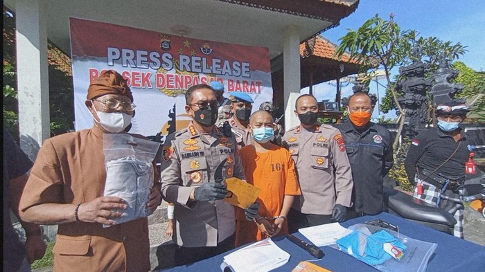 Sopir ambulans ditangkap polisi akibat menusuk penjaga portal parkit RSUP Prof Ngoerah Denpasar, Kamis (13/10/2022).