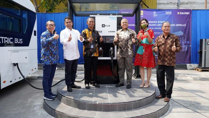 SPKLU DAMRI DAMRI meresmikan Stasiun Pengisian Kendaraan Listrik Umum (SPKLU) di Kantor Cabang DAMRI, Kemayoran, Jakarta Pusat.