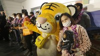 Puluhan pengunjung dari Thailand termasuk yang pertama tiba di bawah aturan baru di Bandara Internasional Taoyuan Taiwan, yang melayani ibu kota Taipei, dengan penerbangan Tiger Air yang mendarat tak lama setelah tengah malam. Selain itu, tidak ada lagi pembatasan terhadap warga negara tertentu yang diizinkan masuk ke Taiwan. AP/Chiang Ying-ying