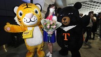 Seorang pelancong asing berpose untuk foto setelah tiba di Bandara Internasional Taoyuan di Taoyuan, Taiwan Utara. Taiwan mencabut semua pembatasan masuk trekait COVID-19, memungkinkan wisatawan mengakses tanpa batas pulau yang diperintah sendiri setelah lebih dari 2,5 tahun kontrol perbatasan. AP/Chiang Ying-ying