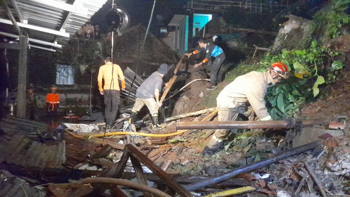 Tanah longsor di Kota Bogor, Jawa Barat, Rabu (12/10/2022).