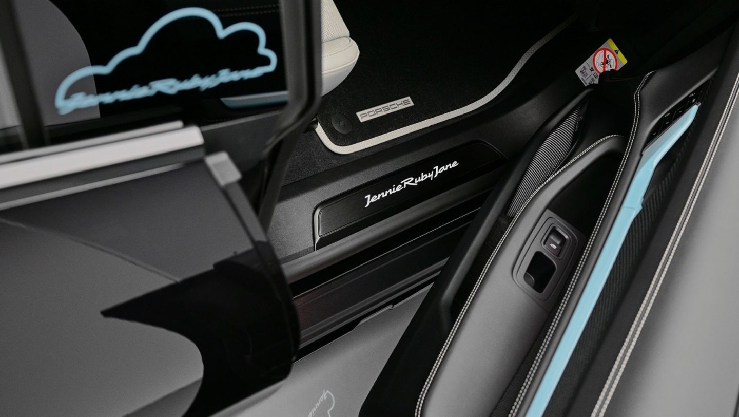 Taycan 4S Cross Turismo – Sonderwunsch for JENNIE (Porsche)
