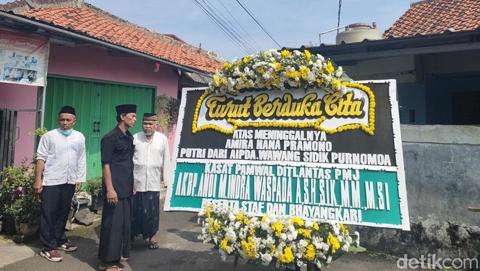 Tiga dari empat siswa SMP di Depok meninggal dunia akibat hanyut di Curug Kembar, Bogor. Salah satu korban merupakan putri dari anggota polisi. (Dwi Rahmawati/detikcom)