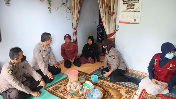 Tim dokter Polda Jatim dan jajaran memantau kondisi korban dan keluarga korban Tragedi Kanjuruhan.