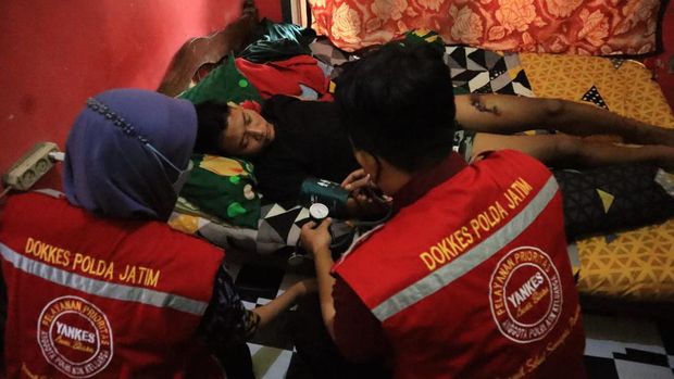 Tim dokter Polda Jatim dan jajaran memantau kondisi korban dan keluarga korban Tragedi Kanjuruhan.