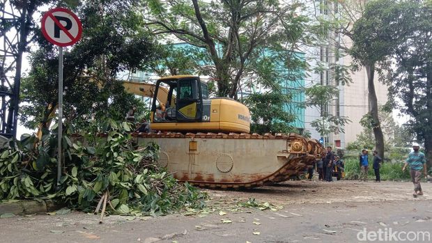 Tim SAR lanjut mencari mahasiswi IPB yang terseret banjir ke gorong-gorong di Bogor. Alat berat untuk mengevakuasi longsor di sekitar gorong-gorong. (M Sholihin/detikcom)