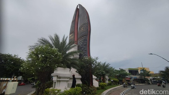 Ada Tugu Sentolang di Gresik. Pengamat Sejarah, Kris Adji menyebut, tugu tersebut merepresentasikan keris hasil curian.