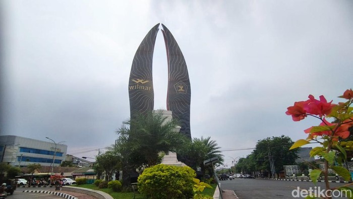 Ada Tugu Sentolang di Gresik. Pengamat Sejarah, Kris Adji menyebut, tugu tersebut merepresentasikan keris hasil curian.