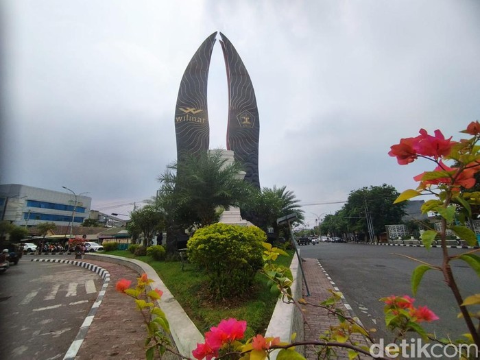 Ada Tugu Sentolang di Gresik. Pengamat Sejarah, Kris Adji menyebut, tugu tersebut merepresentasikan keris hasil curian.