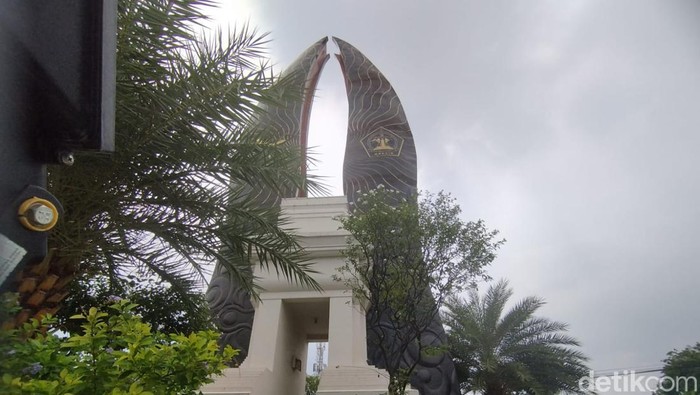 Ada Tugu Sentolang di Gresik. Pengamat Sejarah, Kris Adji menyebut, tugu tersebut merepresentasikan keris hasil curian.