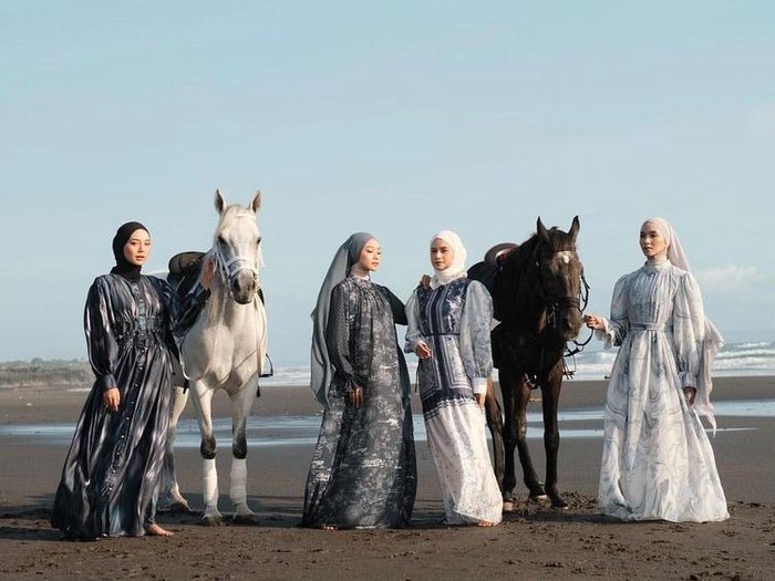 Vanilla Hijab rilis koleksi terbaru bertajuk Tudejul. Vanilla Hijab rilis koleksi terbaru bertajuk Tudejul.
