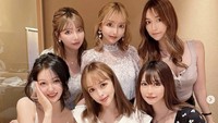 Girls night out ala Chie dan Chika nih! Mereka dan teman-temannya menikmati olahan kepiting yang terlihat segar di restoran mewah.