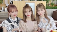 Menikmati afternoon tea sambil merayakan ulang tahun kerabatnya, Chie dan Chika terlihat ikut bahagia. Wajah mereka bertiga mirip ya?