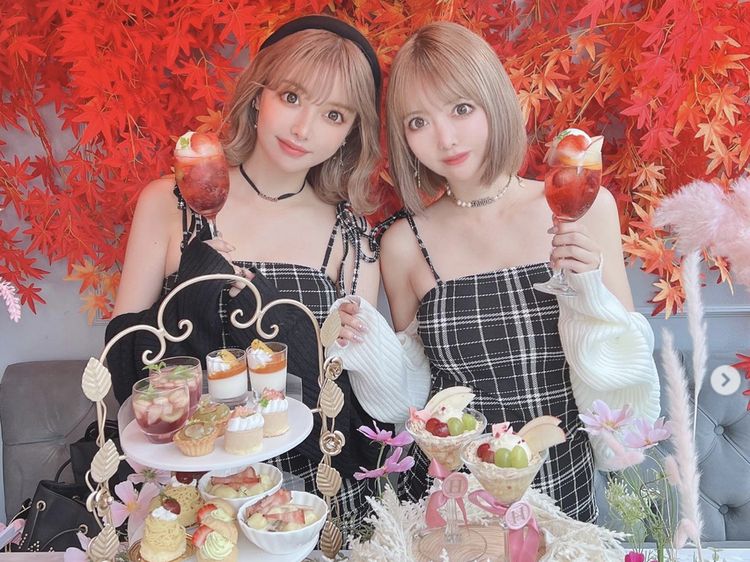 Viral Selebgram Kembar Hobi Operasi Plastik, Ternyata Juga Foodies